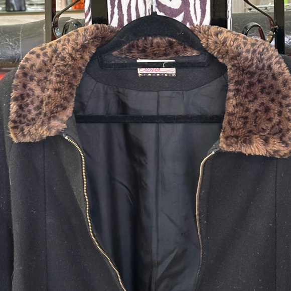 Very cute faux leopard collar and cuffs black swing coat w/ zipper closure. - Picture 4 of 7